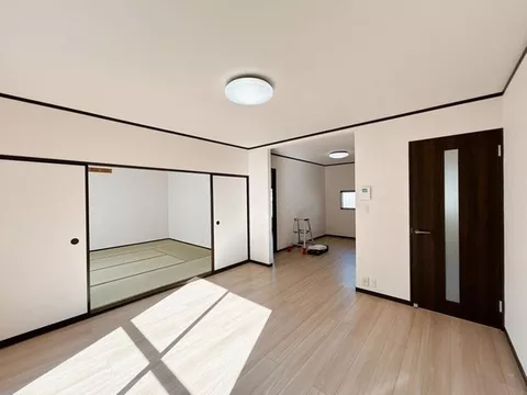 [Open House] [Interior and exterior renovation completed] [New water facilities replaced] [Exterior painting completed]