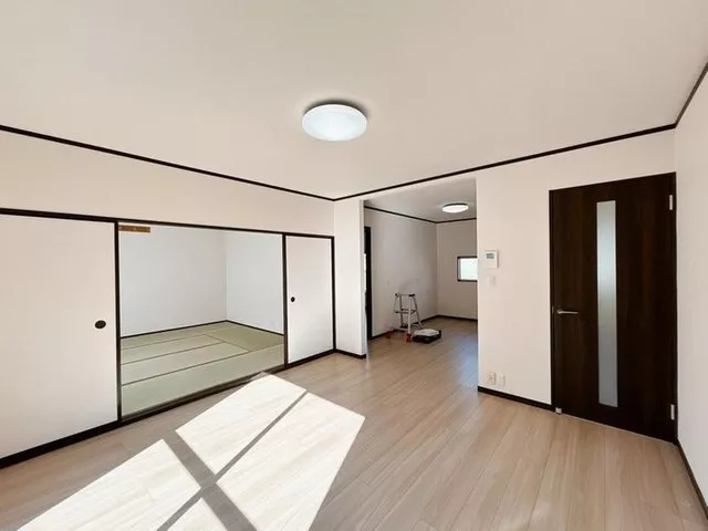 [Open House] [Interior and exterior renovation completed] [New water facilities replaced] [Exterior painting completed]