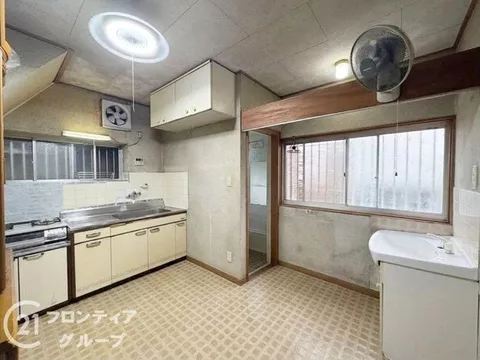 Available for use on 3 train lines + immediate reservation possible! ■ About a 6-minute walk to "Yakumo Higashi Elementary School"! Safe commuting distance