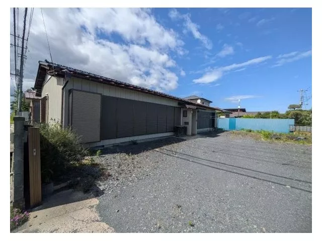 【Viewing available × approximately 121 tsubo of land × single-story】 Also equipped with a garage and storage.