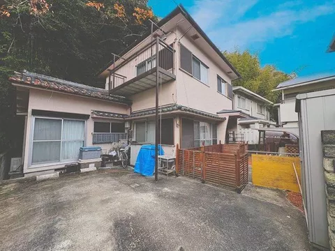 2 minutes on foot from bus stop "Nakarai Kita" | Convenient for commuting and school | Parking for 2 cars available (size restrictions apply)