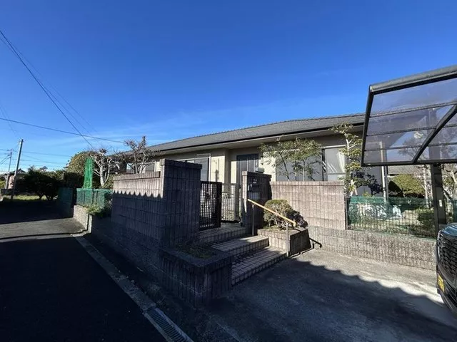 A single-story 3SLDK with a garden facing south and ample storage with a storage room.