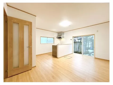 [Open House Held] [Renovated] [Move-in Ready] Parking available for 4 standard cars. Front road