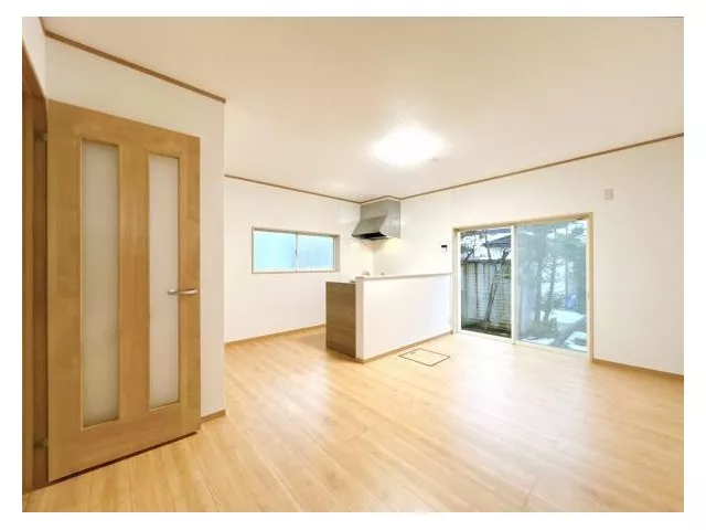 [Open House Held] [Renovated] [Move-in Ready] Parking available for 4 standard cars. Front road
