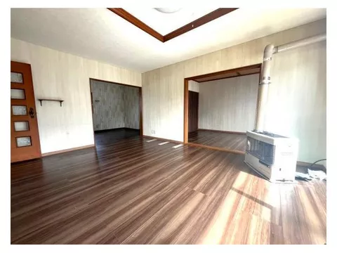 This is a sunny house on a southwest corner lot♪ Enjoy a relaxing life in a quiet residential area♪