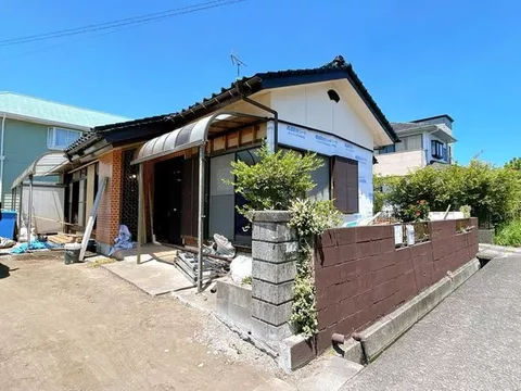 [Open House] Interior and exterior renovations planned / Single-story / Parking for 2 cars available / Southeast corner lot