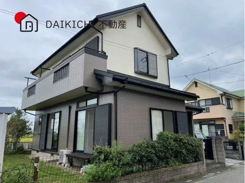 Roof replaced in 2022, exterior painting completed! Well-lit all-electric house!