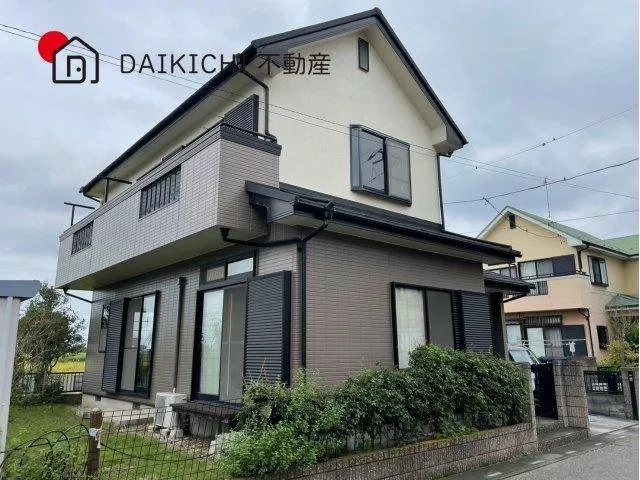 Roof replaced in 2022, exterior painting completed! Well-lit all-electric house!