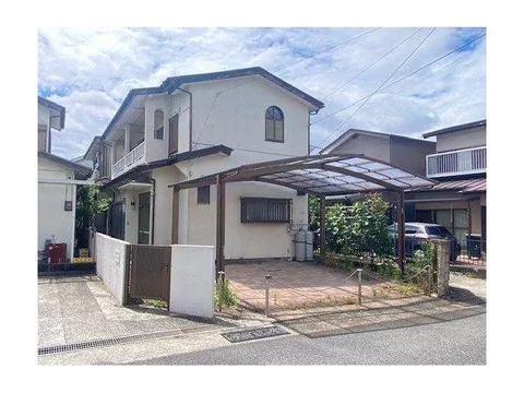 ● Parking space for 2 cars in parallel with carport ● Convenient location with nearby commercial facilities