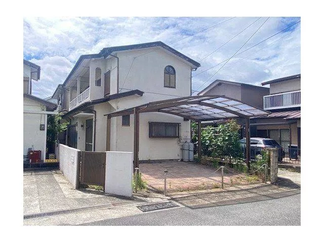 ● Parking space for 2 cars in parallel with carport ● Convenient location with nearby commercial facilities