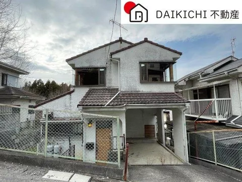 Good sunlight! Garage to protect your precious car! Close to convenience store and supermarket!