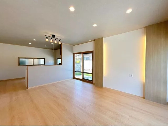 [Open House] Interior and exterior renovations completed / Move-in possible within the year / Water facilities replaced / Parking for 2 cars / Corner