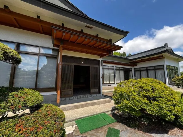 A single-story house built on a spacious lot with a solid structure due to its high foundation.