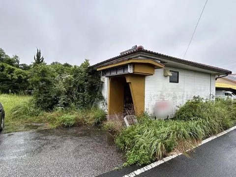 Approximately 117 tsubo of land and a single-story building with 3DK, parking for 2 cars, allowing for separation of living and business use.