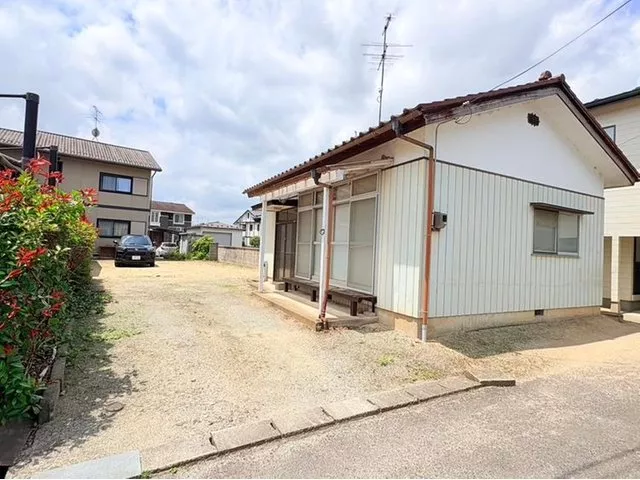 Structure: Wooden two-story building