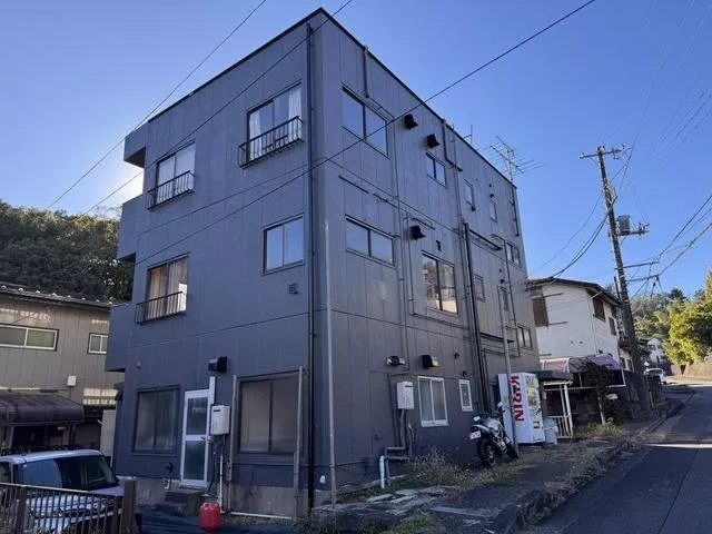 Steel-framed 11 LDK building. Each room has storage space. There are also toilets on each floor.