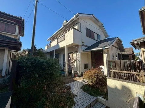 ■ Residential property within walking distance to the station! ■ Spacious lot with parking for 2 cars!