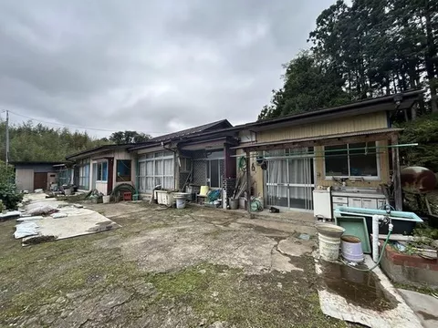 A calm residence with a 406 tsubo lot and a 7SDK single-story house, featuring a porch and a storage shed.
