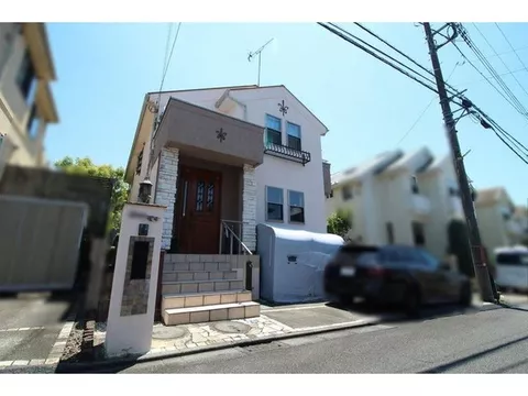 《Constructed by Tokyu Home》Double-sided road × All rooms facing south! Parking for 2 cars available (depending on the vehicle type).