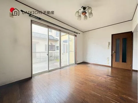 A 3-minute walk to the bus stop, convenient for commuting and outings♪ Parallel parking for 2 cars is possible, making entry and exit easy♪ - Image 3
