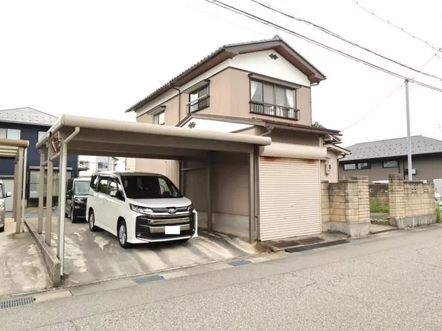 4LDK with an inner garage! Including space for 2 cars in the carport, it can accommodate 4 cars.
