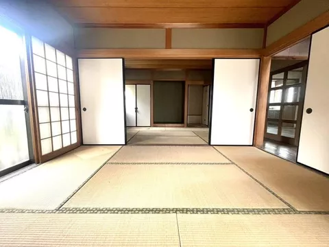 Within a 5-minute walk to the nearest station♪ Enjoy a spacious life with a rooftop and inner garage♪
