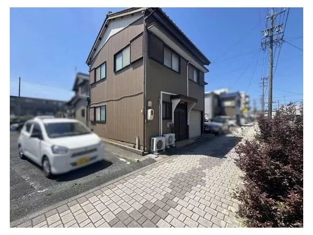 Structure: Wooden 2-story building