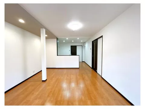 [Open house held] [Immediate move-in available] [Interior and exterior renovation completion planned] 15 minutes to the supermarket