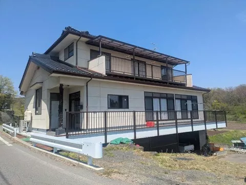 The recommended point is the great view!! There is also a steel garage in the basement!!
