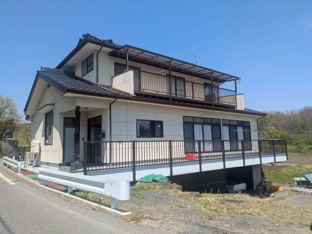 The recommended point is the great view!! There is also a steel garage in the basement!!