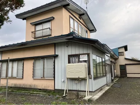 The property has been carefully maintained both inside and outside with regular renovations and repairs, and is ready for immediate occupancy.