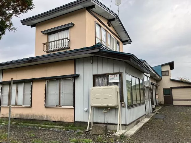The property has been carefully maintained both inside and outside with regular renovations and repairs, and is ready for immediate occupancy.