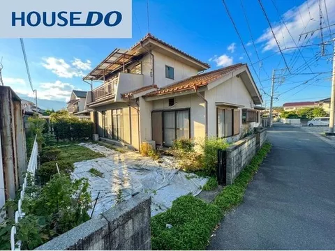 A layout centered around a Japanese-style room, with a balcony for a pleasant living space♪