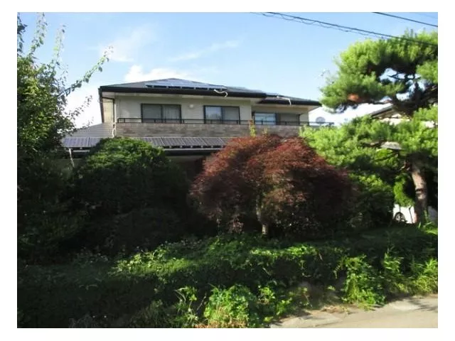 Equipped with solar power generation, built by Higashi Nihon House, Iwate Excellent Wooden House, with carport