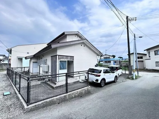 【Has water leakage】2-story 4DK, with a connected Japanese-style room and parking for 2 cars, easy to use separately single-family home