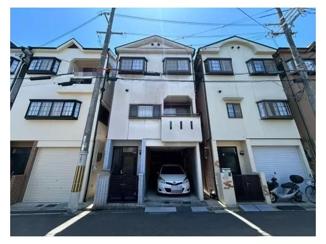 Garage with shutter available! Western-style room with bay window! Comfortable living environment with ample surrounding facilities♪