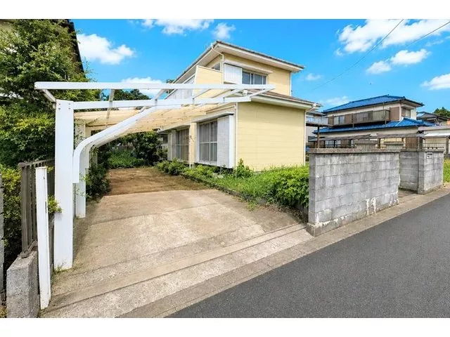 Affordable used 4LDK. All rooms face south, providing good sunlight and comfort.
