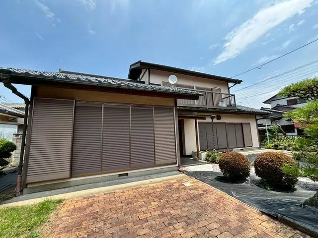 A well-maintained garden with a Japanese-style residence / Land area approximately 88 tsubo / Carport for one vehicle