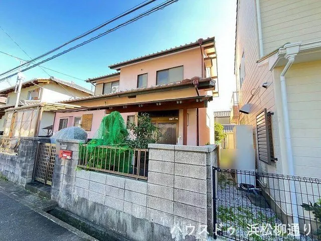 A 20.7 tatami mat LDK where the family gathers. A spacious 5LDK with a garden and parking space for 5 cars.
