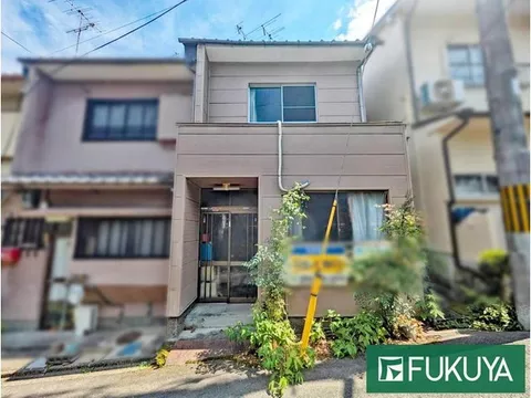 Surrounding facilities are abundant! Convenient for daily life! The bus stop is nearby, making it a convenient area for getting around the city.