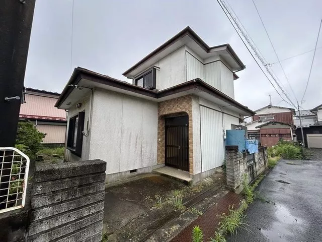 A garden with trees and stones, parking for 4 cars, and a 2-story 6DK house with all rooms over 6 tatami mats