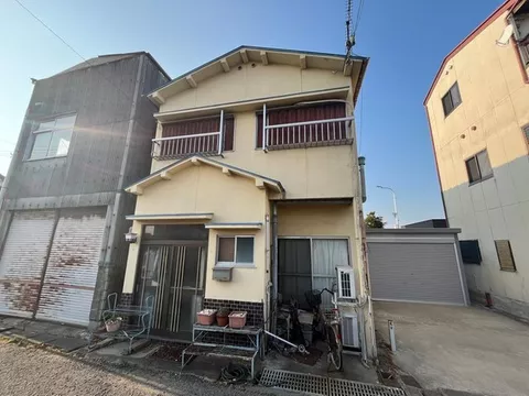 Nankai Main Line, Wakayama City Station, about a 9-minute walk! Convenient living close to the station♪