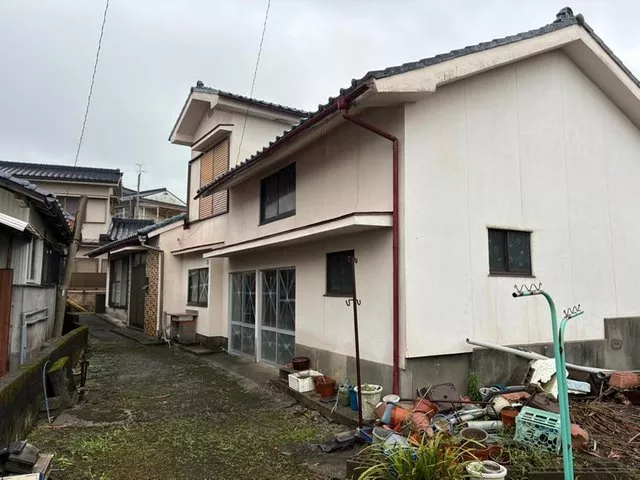 Old folk house with a garage. A home that inherits the charm of 80 years.