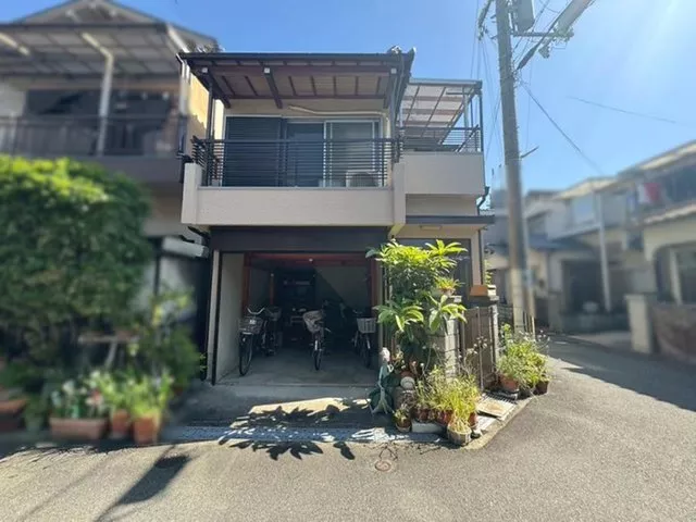 About 17 minutes on foot to the nearest "Kourien" station, a convenient location for commuting and school♪