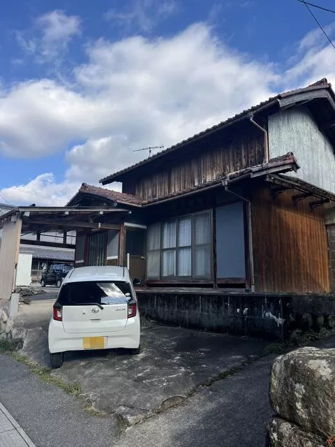 2F 6DK in Kozuhatacho, Higashiomi-shi, Kanagawa

900,000 yen