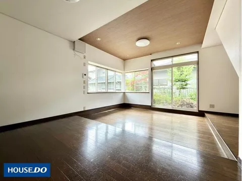 A spacious 5LDK house on a 60 tsubo lot where Japanese and Western styles harmonize