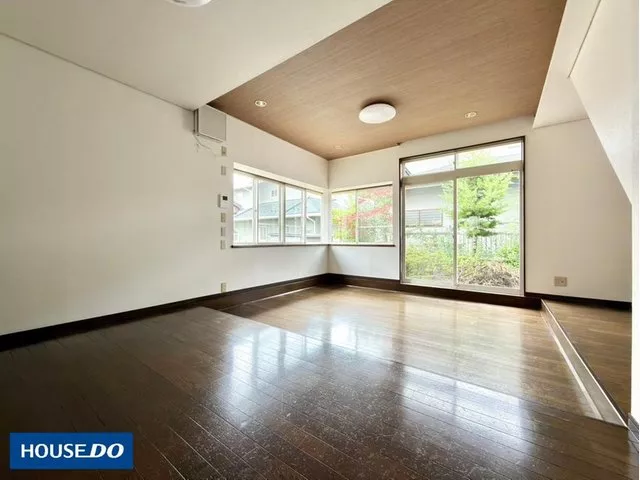 A spacious 5LDK house on a 60 tsubo lot where Japanese and Western styles harmonize