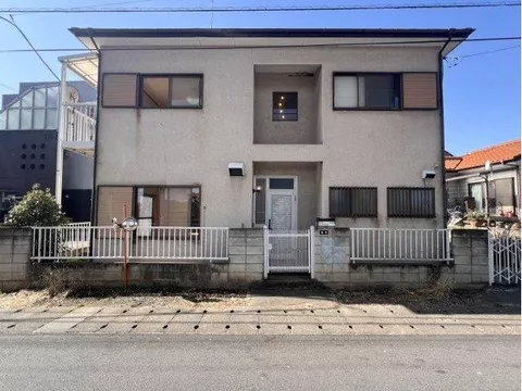 This property is equipped with air conditioning, which is essential for comfortable living.
