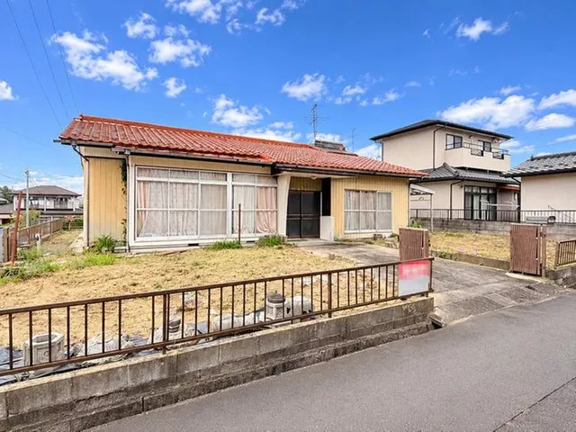 A 25-minute walk to JR Okawara Station, about 4 minutes by car, excellent access.