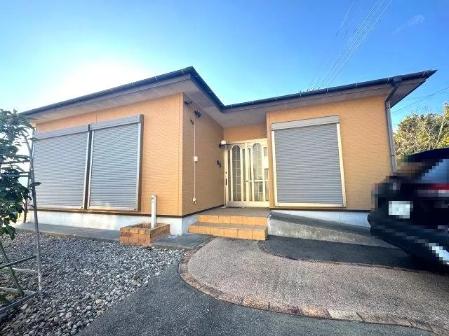 ◆ Southwest facing ◆ IH cooking heater ◆ Entrance porch ◆ Separate bath and toilet ◆ Parking for 2 cars available